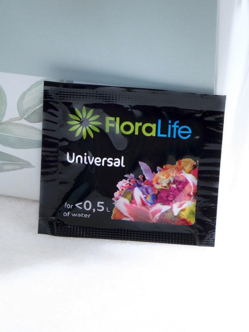 Новогодняя композиция из Нобилиса, Туи и Роз Эквадор в коробке «Зимний Румянец»