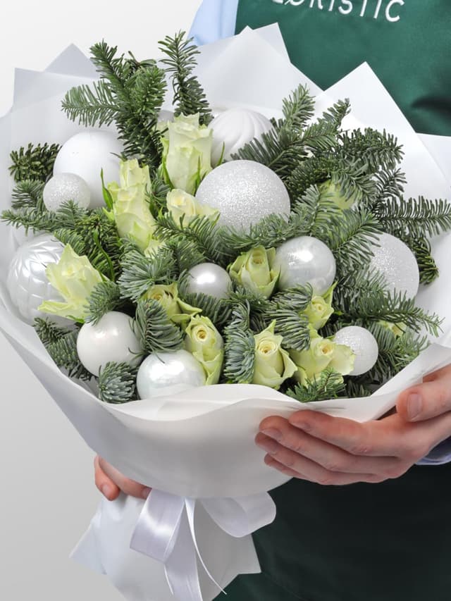 Новогодний букет из Нобилиса и Роз «Праздничное Сияние»