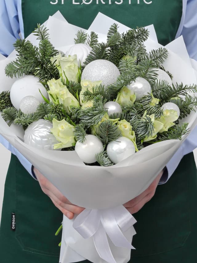Новогодний букет из Нобилиса и Роз «Праздничное Сияние»