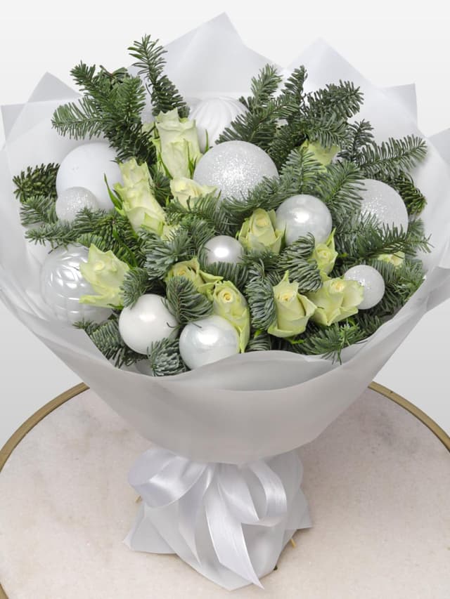 Новогодний букет из Нобилиса и Роз «Праздничное Сияние»