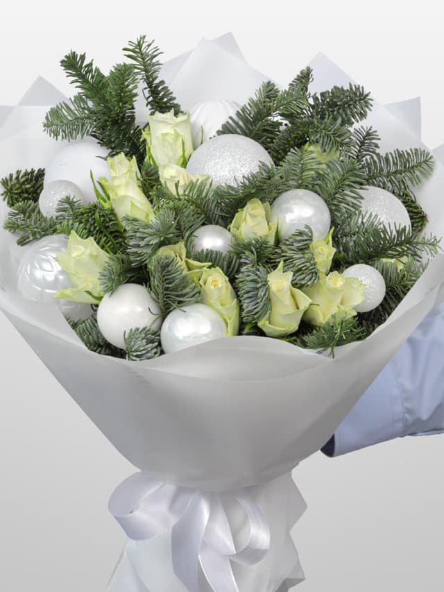 Новогодний букет из Нобилиса и Роз «Праздничное Сияние»