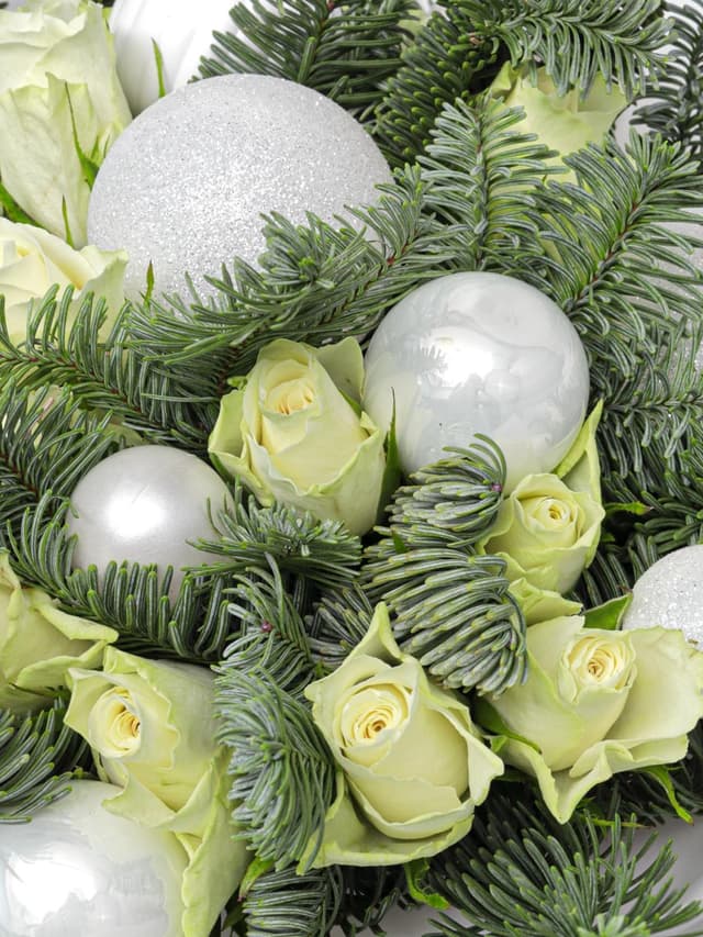 Новогодний букет из Нобилиса и Роз «Праздничное Сияние»