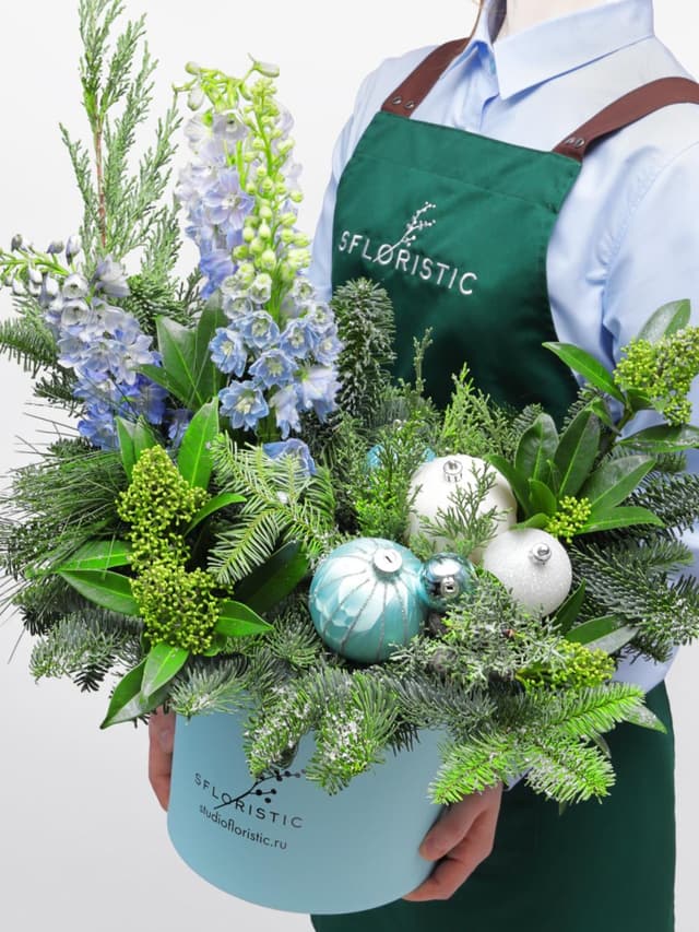 Новогодняя композиция из Нобилиса, Можжевельника и Дельфиниума «Зимняя Соната»