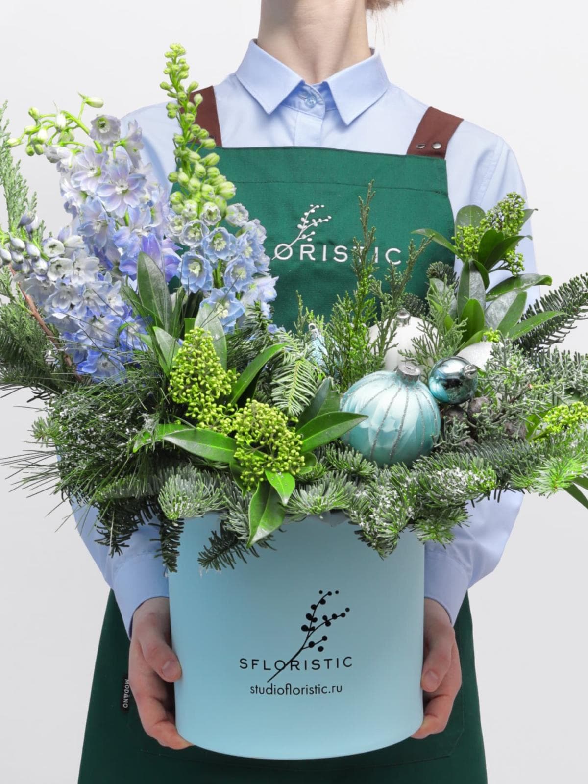 Новогодняя композиция из Нобилиса, Можжевельника и Дельфиниума «Зимняя Соната»