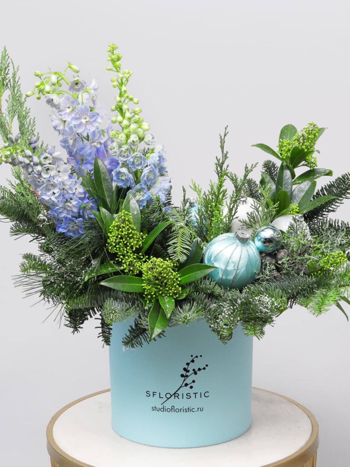 Новогодняя композиция из Нобилиса, Можжевельника и Дельфиниума «Зимняя Соната»