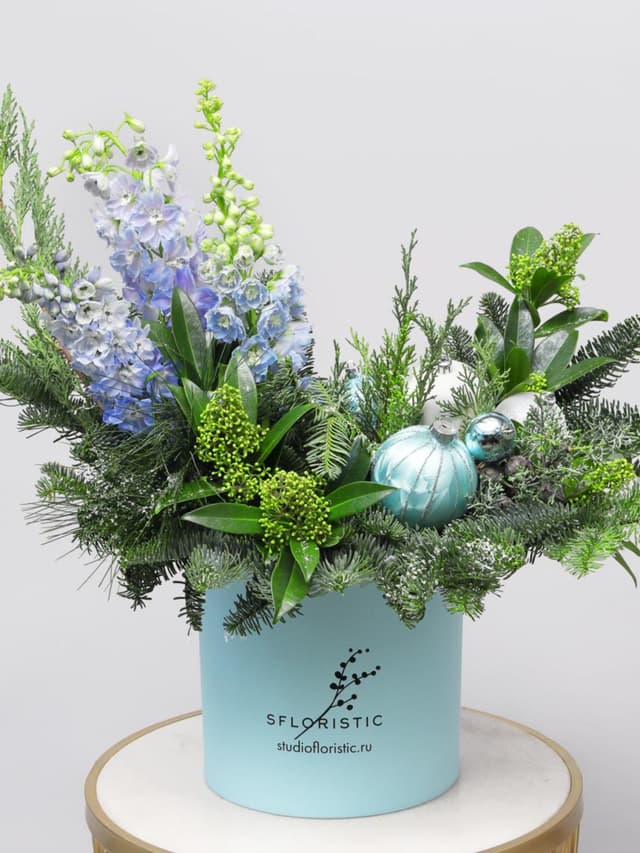 Новогодняя композиция из Нобилиса, Можжевельника и Дельфиниума «Зимняя Соната»