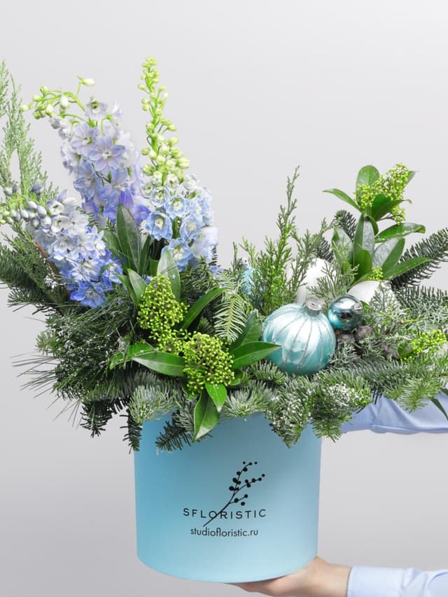 Новогодняя композиция из Нобилиса, Можжевельника и Дельфиниума «Зимняя Соната»