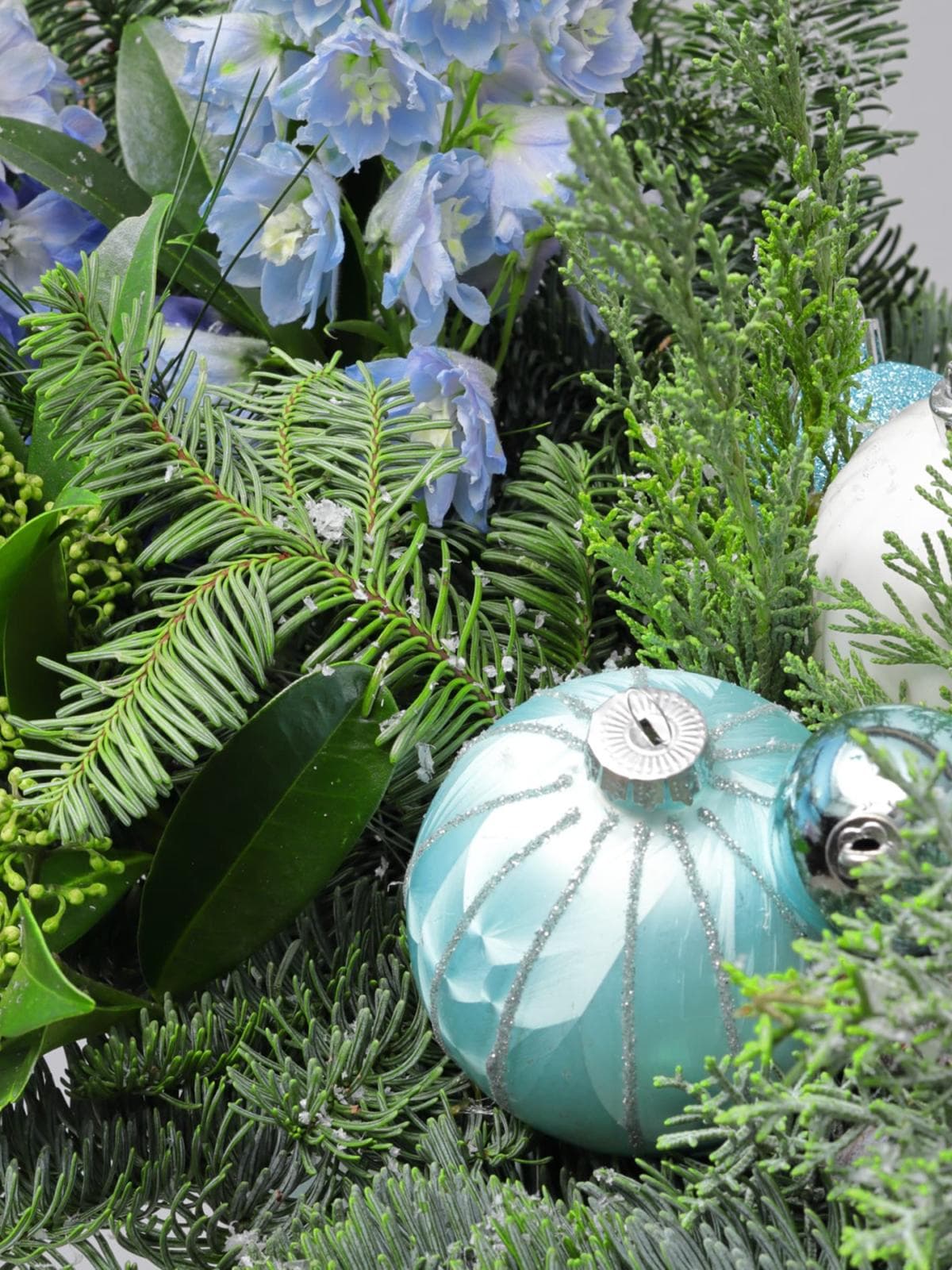 Новогодняя композиция из Нобилиса, Можжевельника и Дельфиниума «Зимняя Соната»