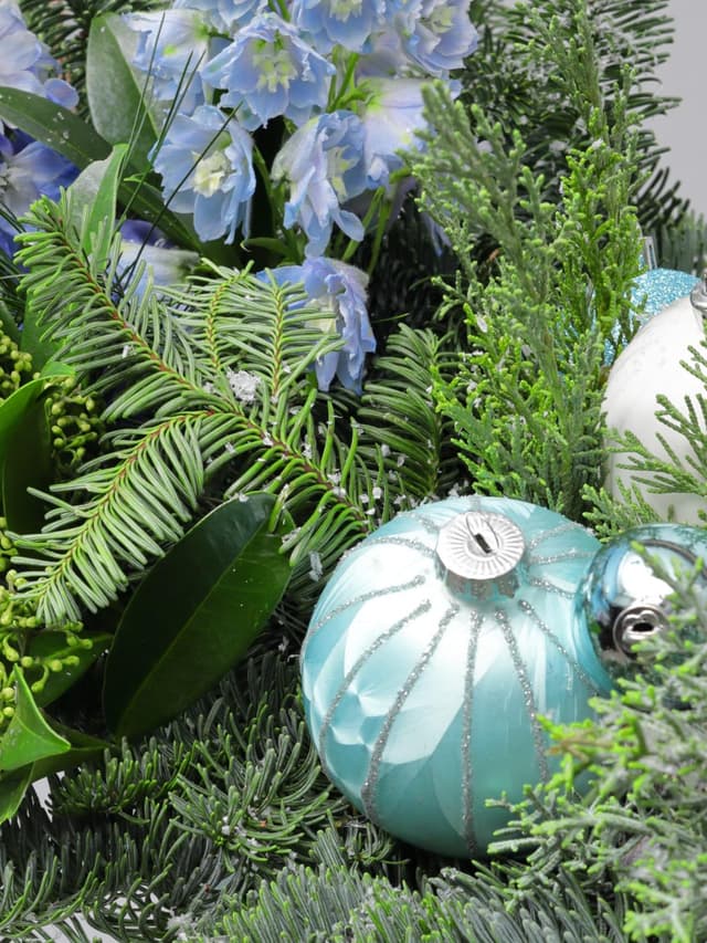 Новогодняя композиция из Нобилиса, Можжевельника и Дельфиниума «Зимняя Соната»