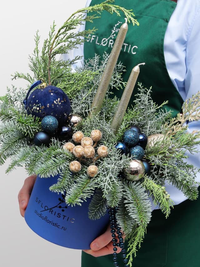 Новогодняя композиция из Нобилиса и Туи со свечами в коробке «Декабрьская Ночь»