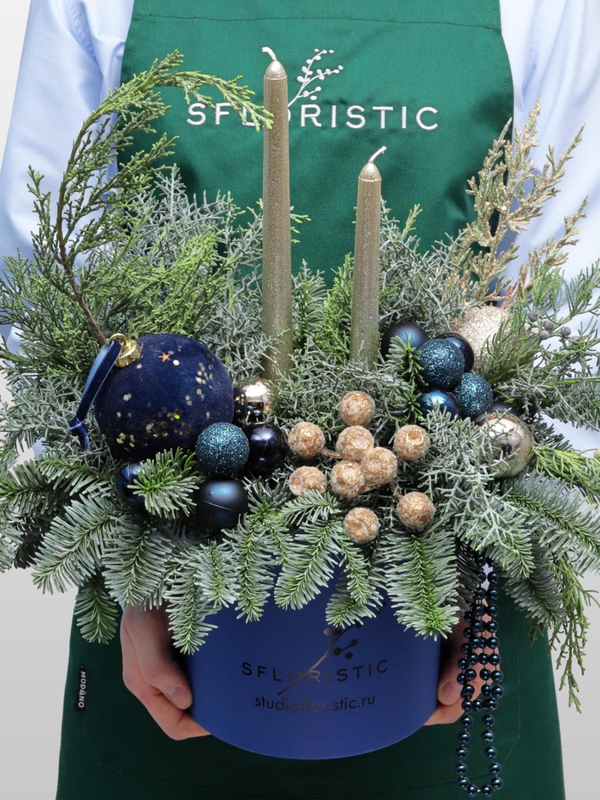 Новогодняя композиция из Нобилиса и Туи со свечами в коробке «Декабрьская Ночь»