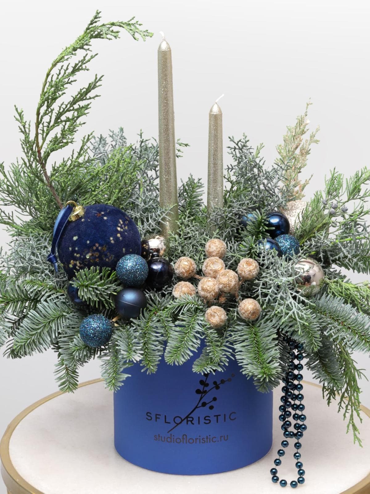 Новогодняя композиция из Нобилиса и Туи со свечами в коробке «Декабрьская Ночь»