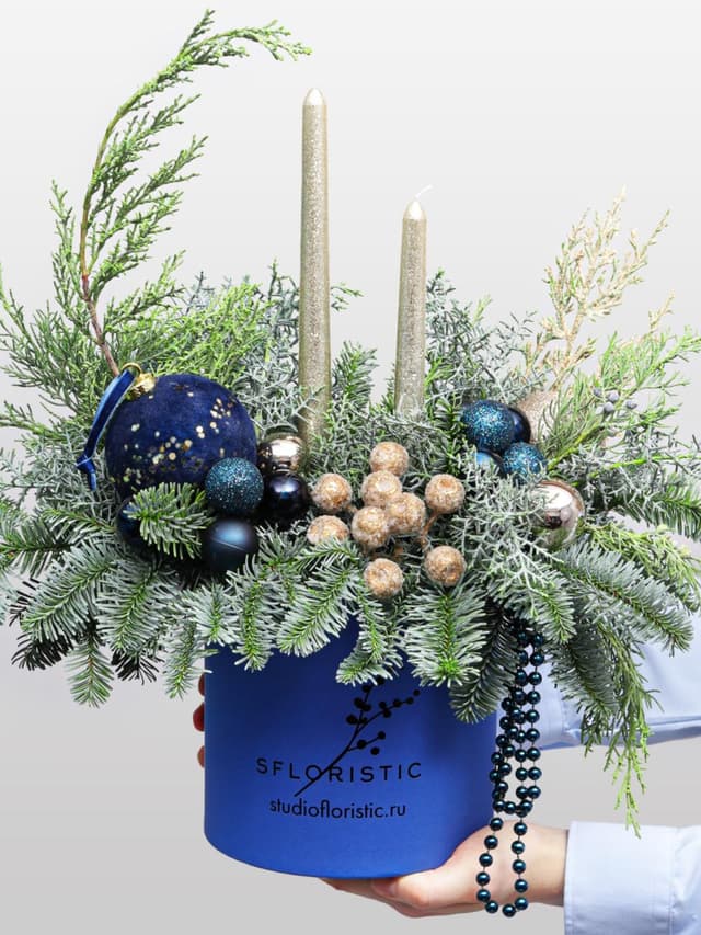 Новогодняя композиция из Нобилиса и Туи со свечами в коробке «Декабрьская Ночь»