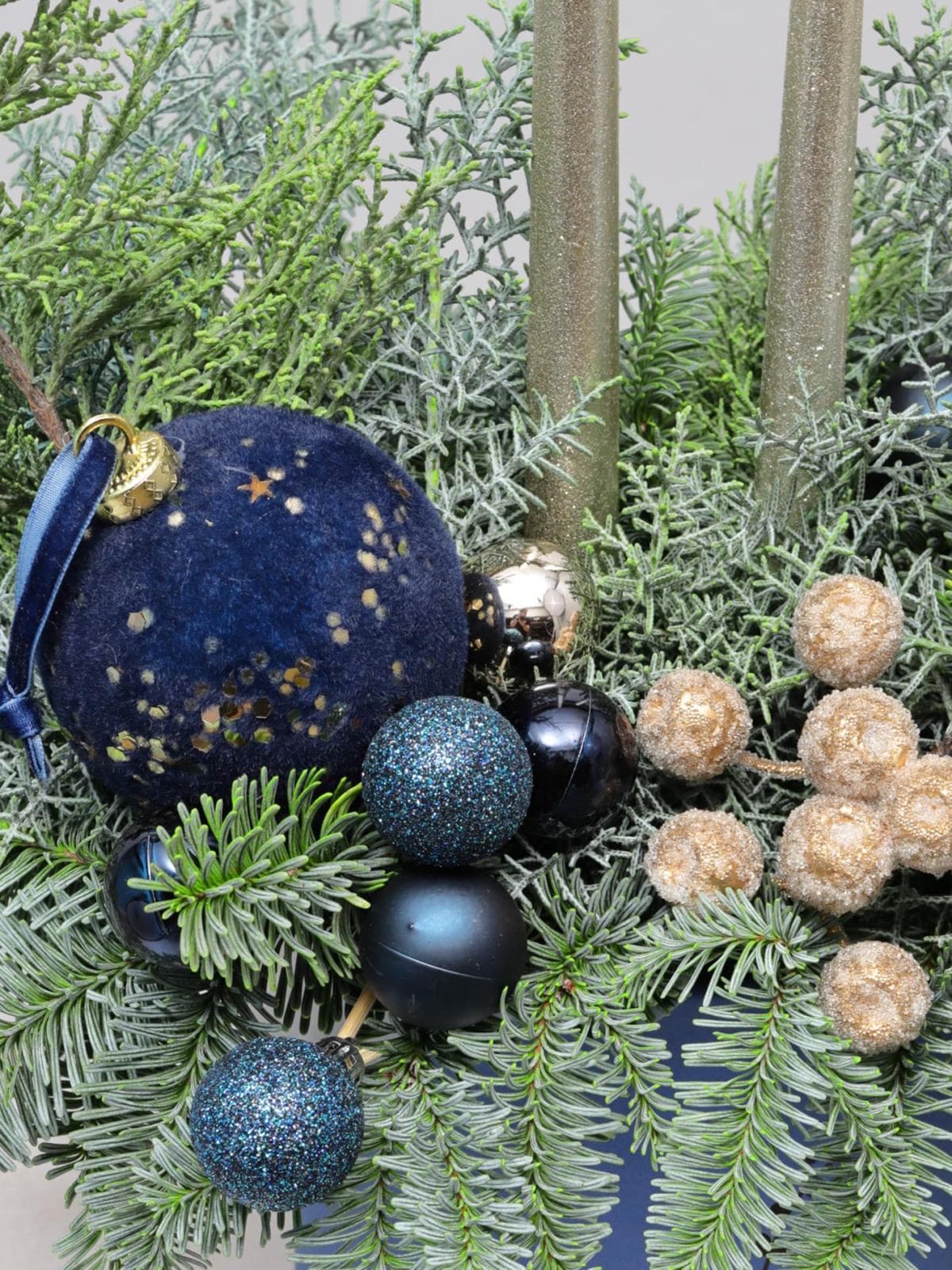 Новогодняя композиция из Нобилиса и Туи со свечами в коробке «Декабрьская Ночь»