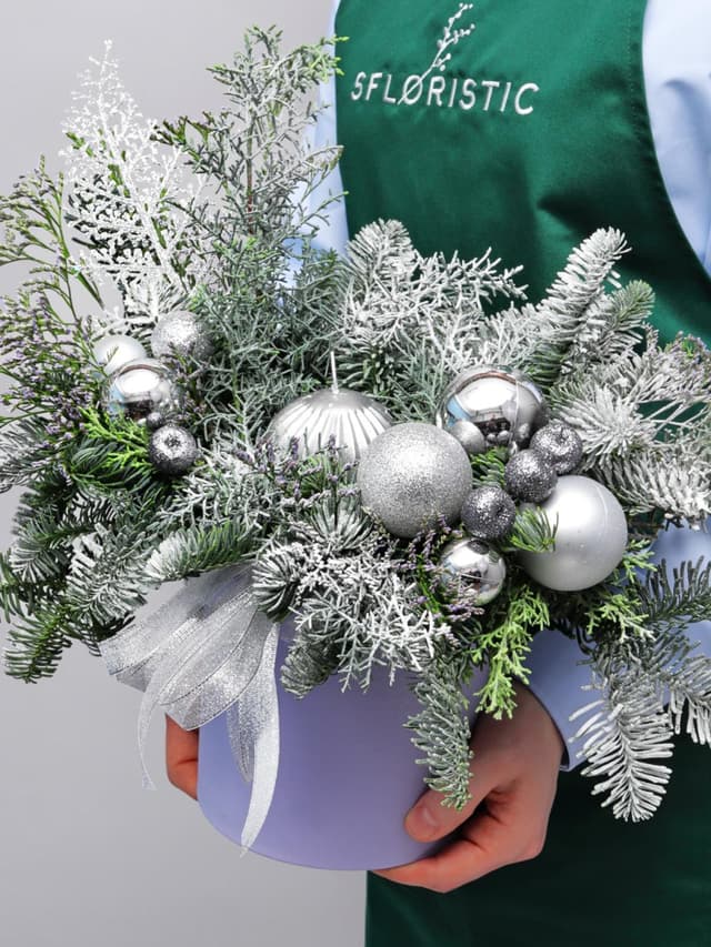 Новогодняя композиция из Нобилиса и Лимониума со свечой в коробке «Серебро Инея»