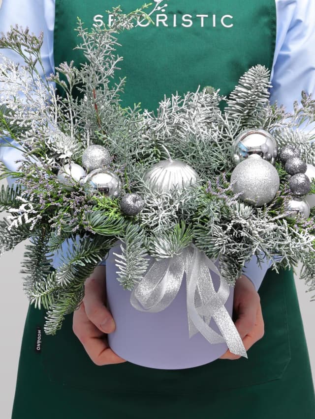 Новогодняя композиция из Нобилиса и Лимониума со свечой в коробке «Серебро Инея»