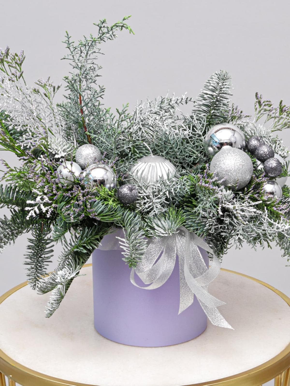 Новогодняя композиция из Нобилиса и Лимониума со свечой в коробке «Серебро Инея»