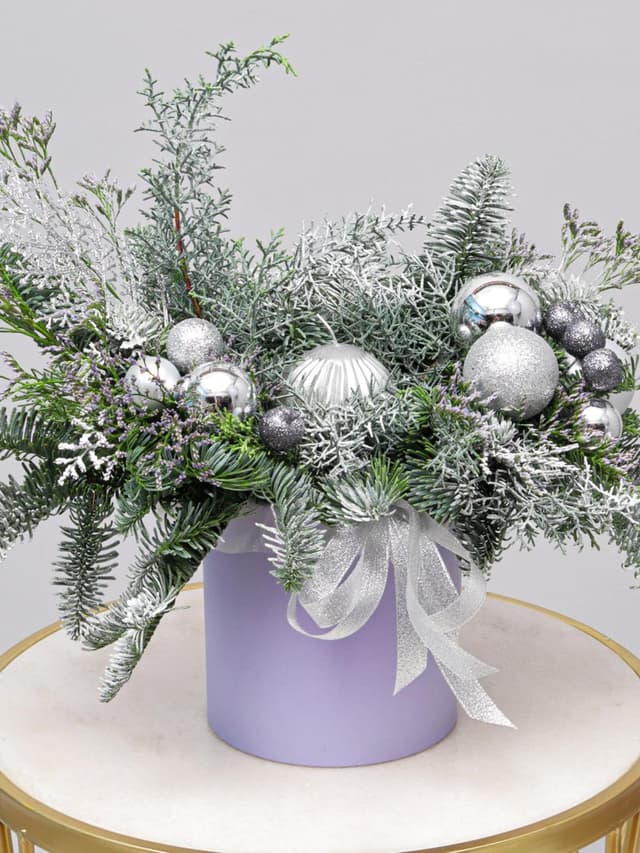 Новогодняя композиция из Нобилиса и Лимониума со свечой в коробке «Серебро Инея»