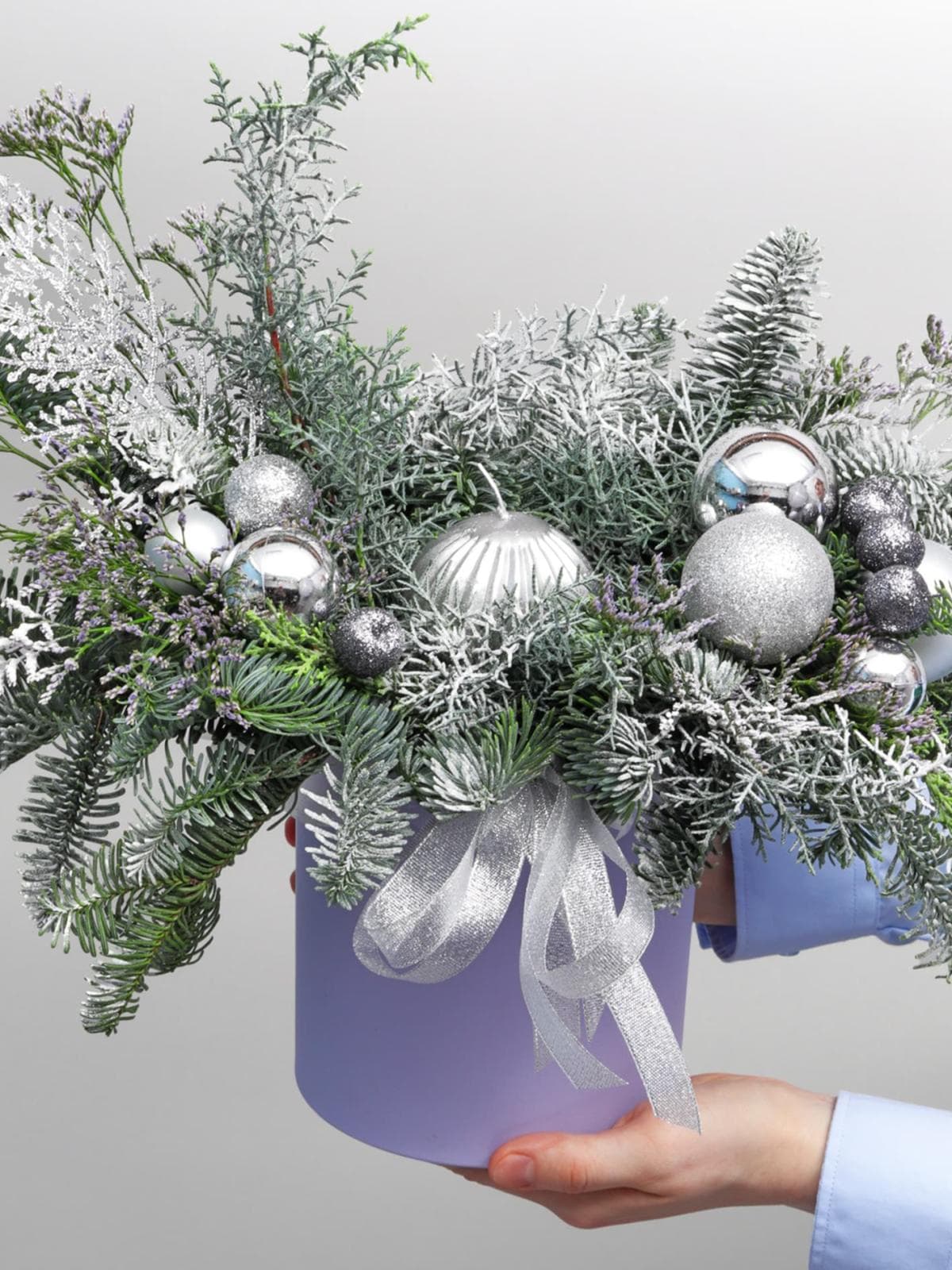 Новогодняя композиция из Нобилиса и Лимониума со свечой в коробке «Серебро Инея»