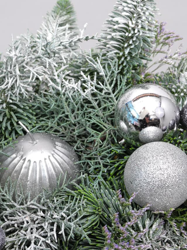 Новогодняя композиция из Нобилиса и Лимониума со свечой в коробке «Серебро Инея»