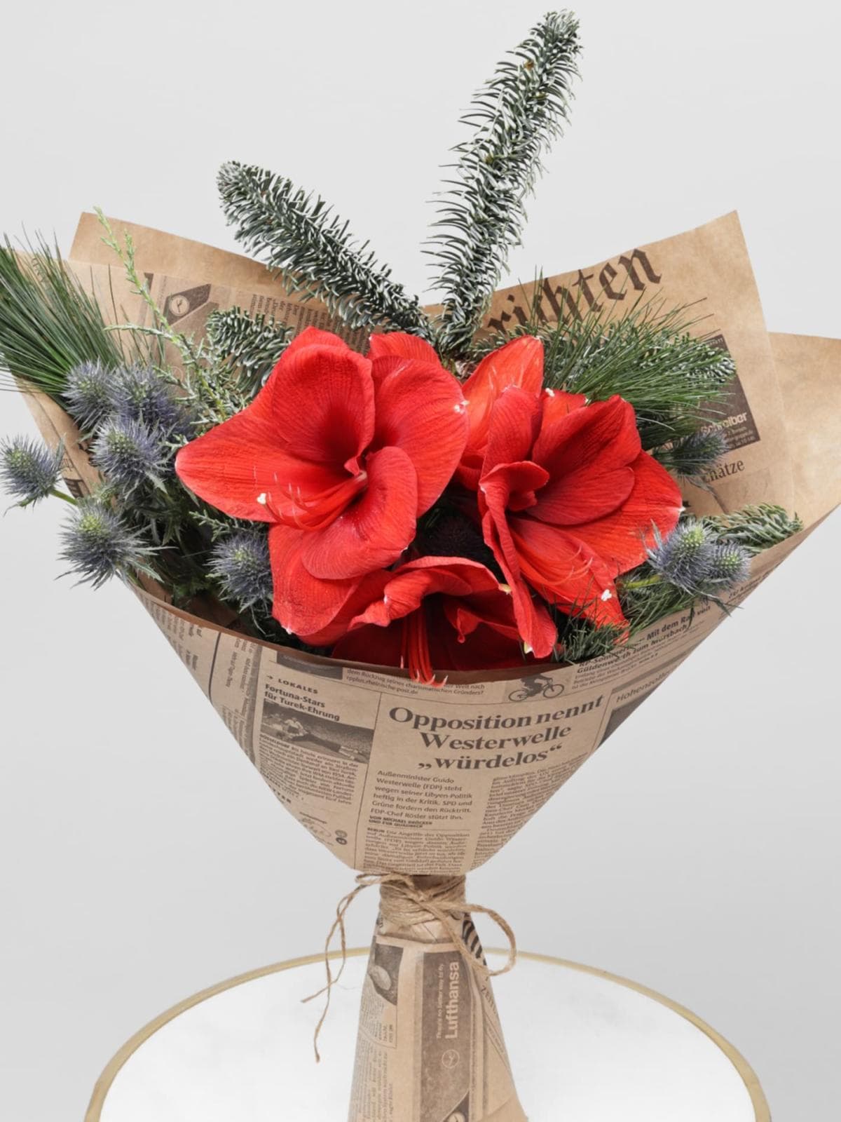 Новогодний букет из Амариллиса и Эрингиума «Рождественский Свет»