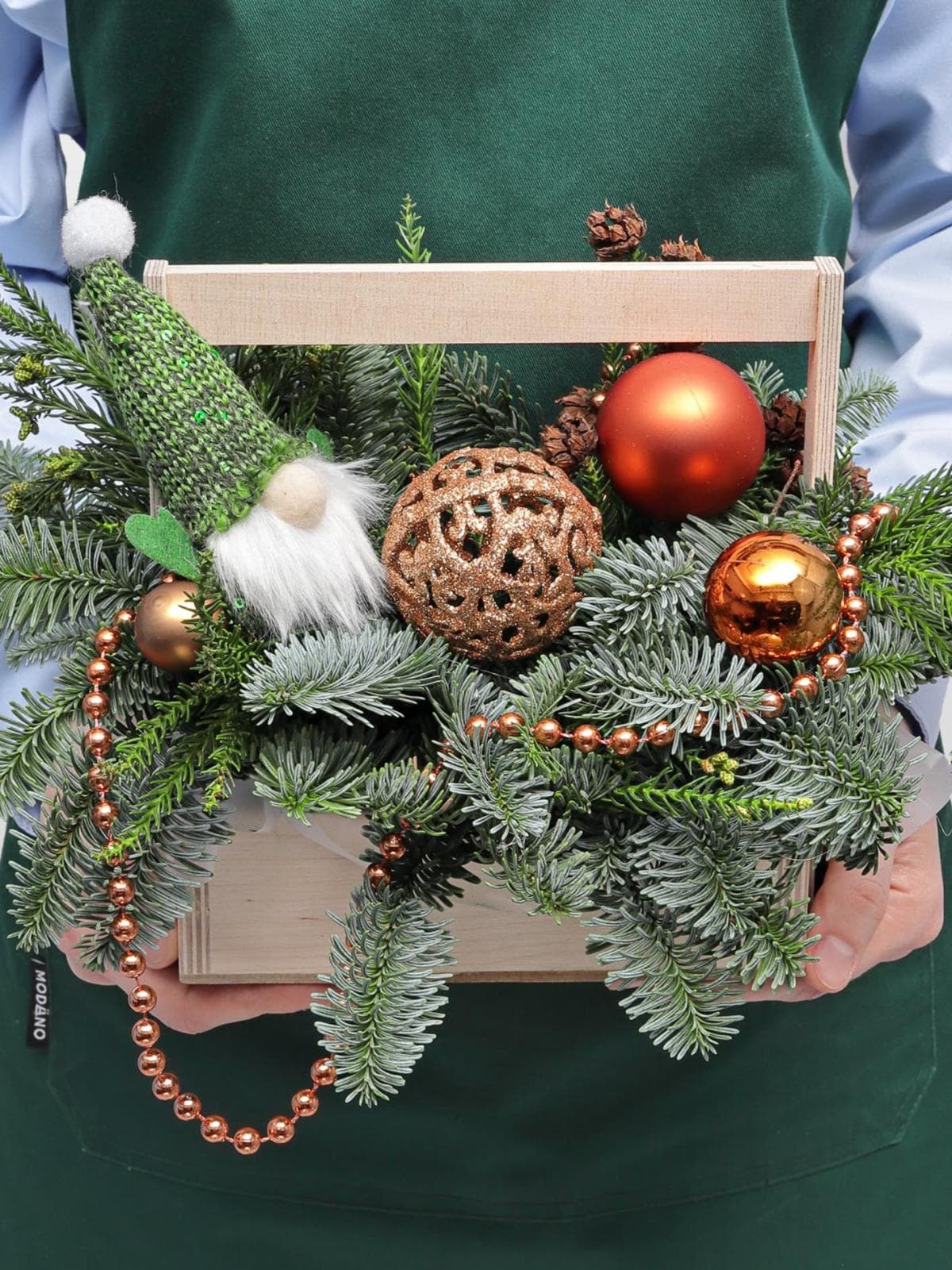 Новогодняя композиция из Нобилиса и Мережки в ящике «Праздничный Секрет»