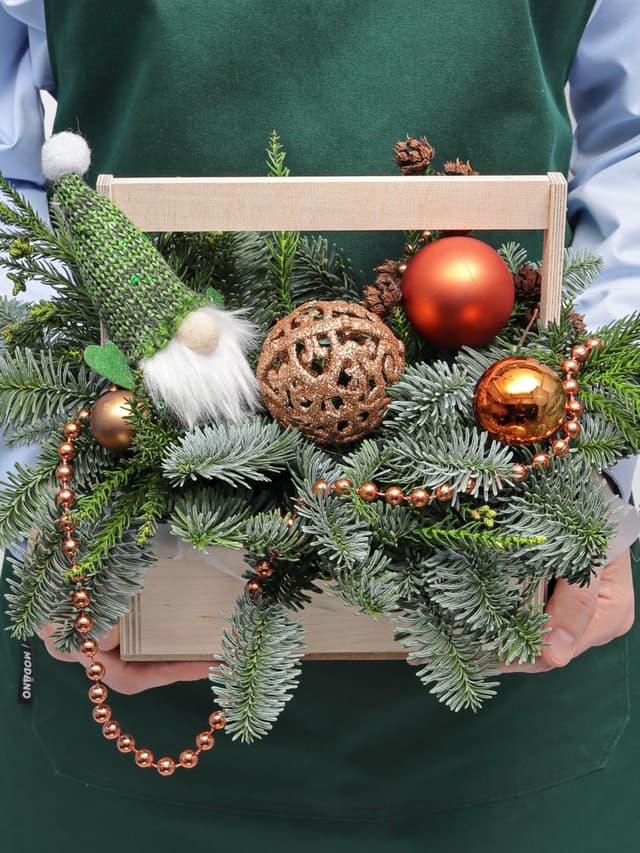 Новогодняя композиция из Нобилиса и Мережки в ящике «Праздничный Секрет»