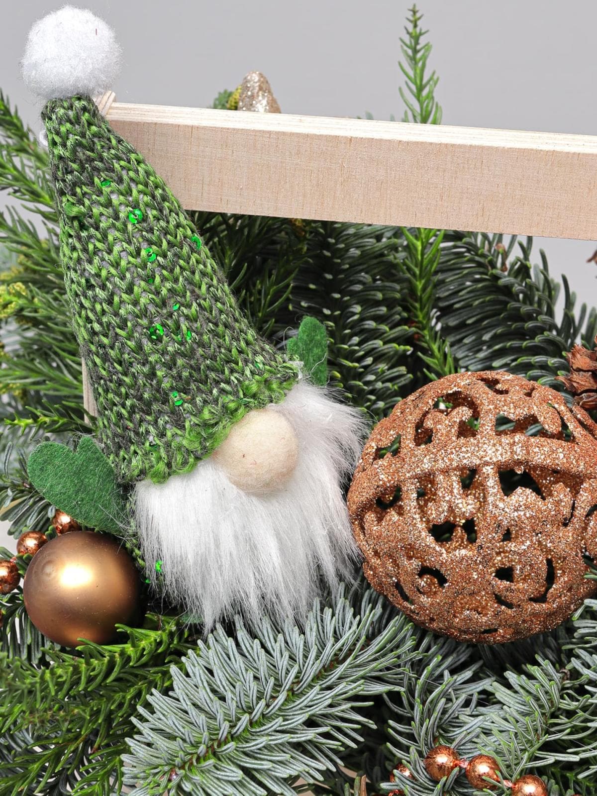 Новогодняя композиция из Нобилиса и Мережки в ящике «Праздничный Секрет»