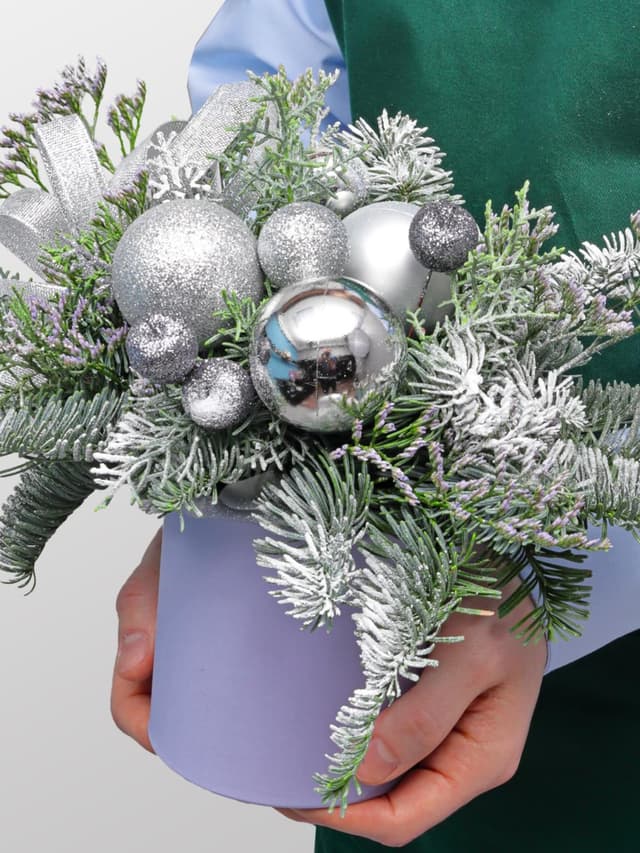 Новогодняя композиция из Нобилиса и Туи в коробке «Ледяная Роскошь»