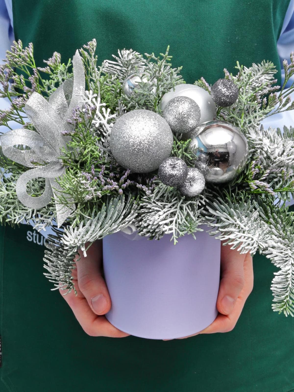 Новогодняя композиция из Нобилиса и Туи в коробке «Ледяная Роскошь»