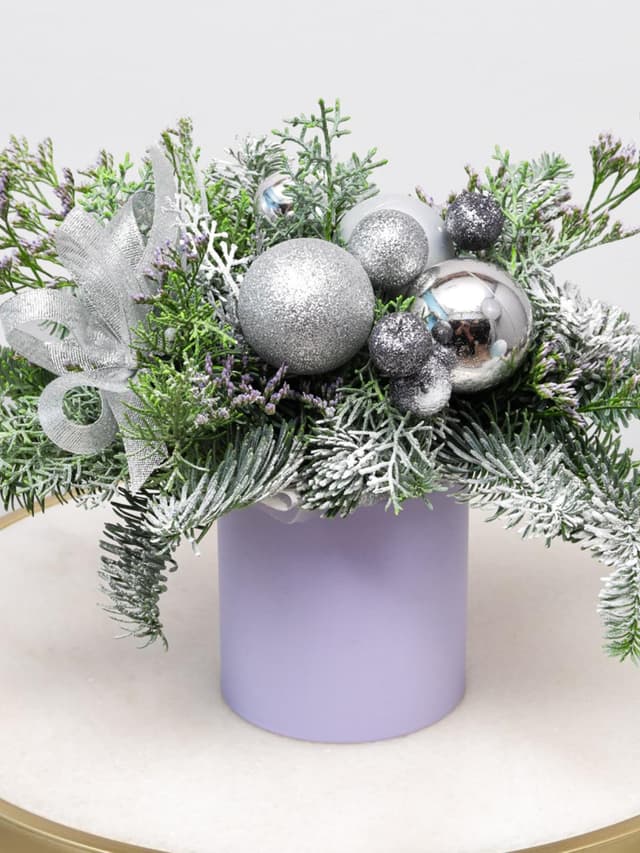 Новогодняя композиция из Нобилиса и Туи в коробке «Ледяная Роскошь»