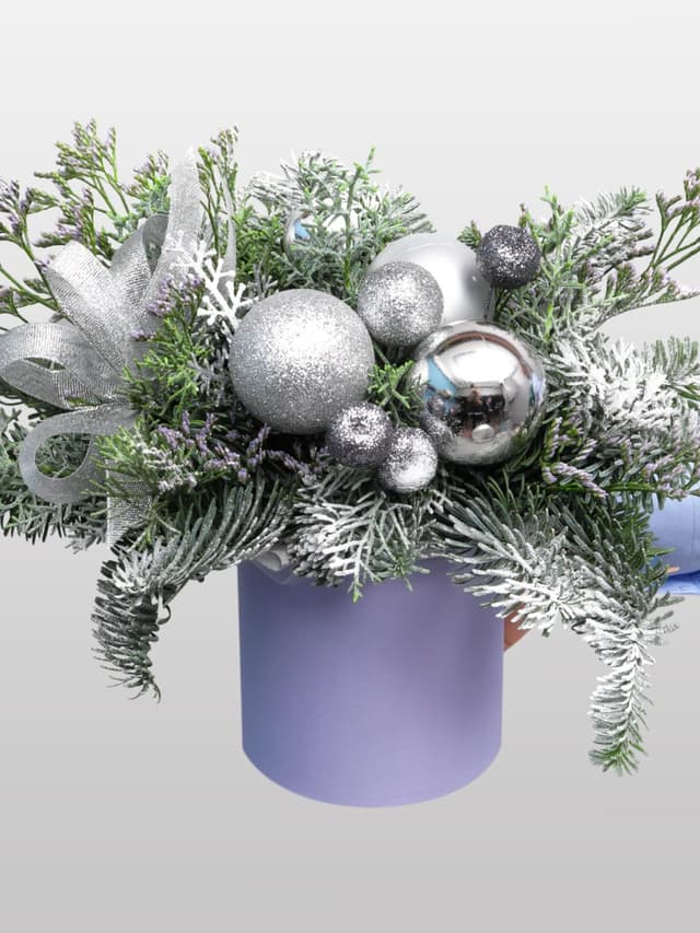 Новогодняя композиция из Нобилиса и Туи в коробке «Ледяная Роскошь»