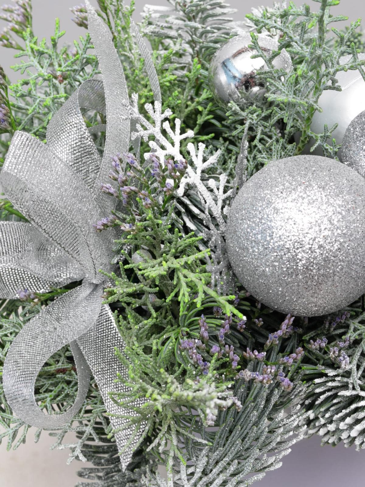 Новогодняя композиция из Нобилиса и Туи в коробке «Ледяная Роскошь»