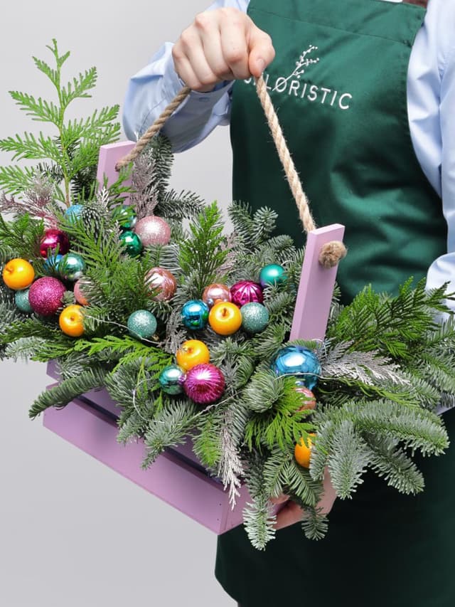 Новогодняя композиция из Нобилиса и Туи в ящике «Тутти-фрутти»