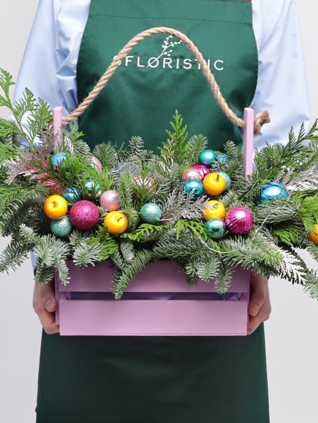 Новогодняя композиция из Нобилиса и Туи в ящике «Тутти-фрутти»