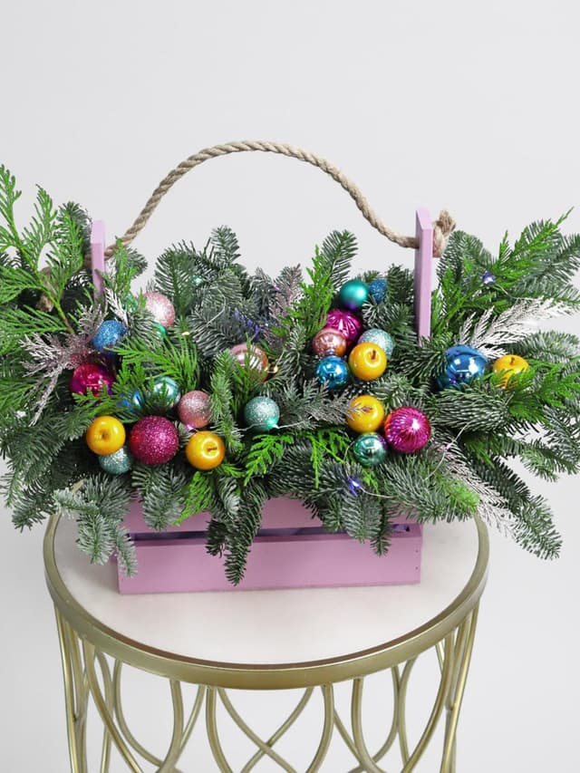 Новогодняя композиция из Нобилиса и Туи в ящике «Тутти-фрутти»