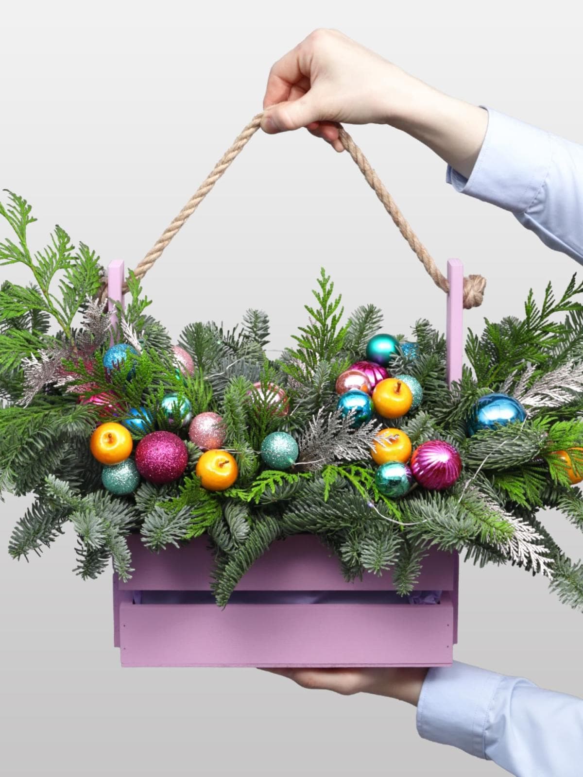 Новогодняя композиция из Нобилиса и Туи в ящике «Тутти-фрутти»