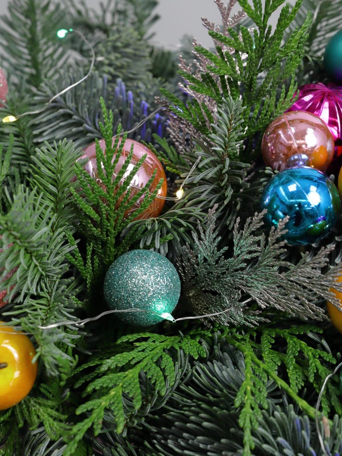 Новогодняя композиция из Нобилиса и Туи в ящике «Тутти-фрутти»