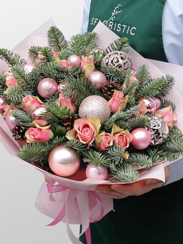 Новогодний букет из Нобилиса и Роз «Зимний Бал»