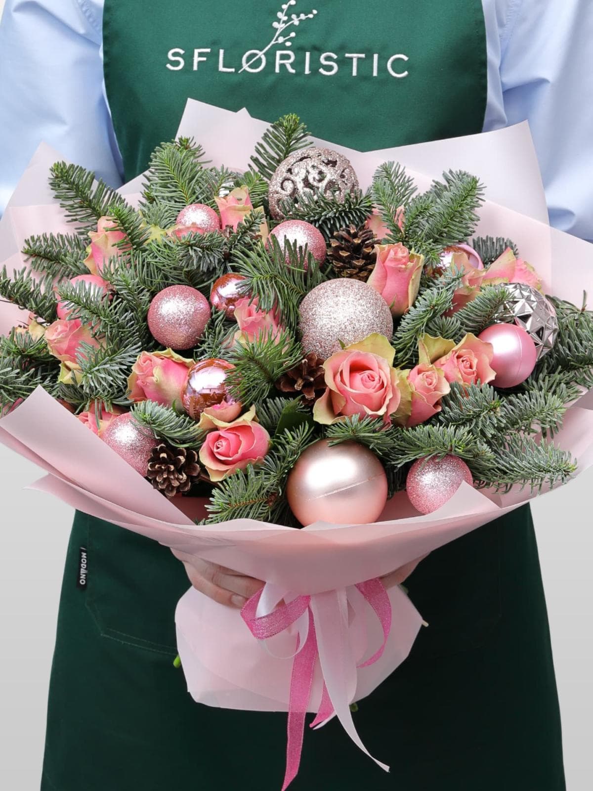 Новогодний букет из Нобилиса и Роз «Зимний Бал»