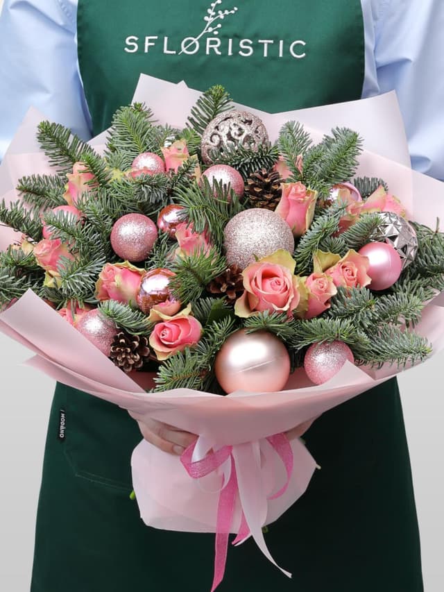 Новогодний букет из Нобилиса и Роз «Зимний Бал»