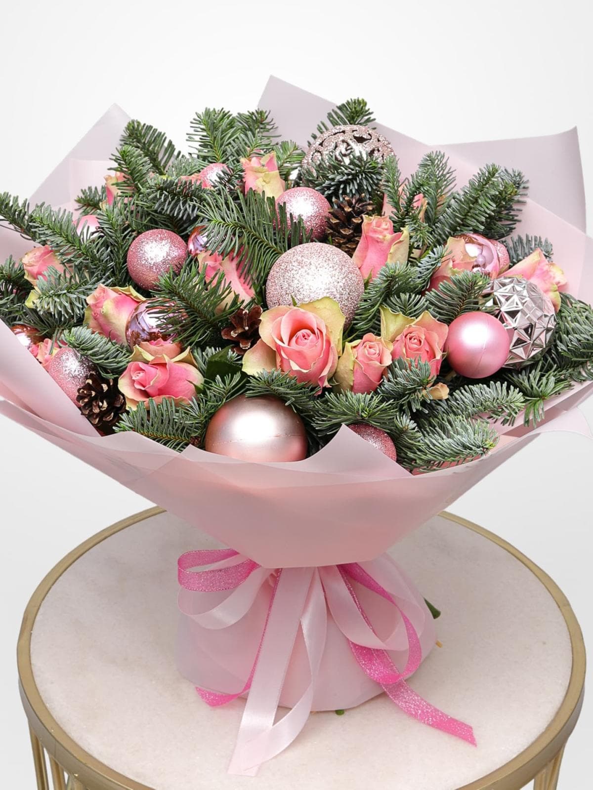 Новогодний букет из Нобилиса и Роз «Зимний Бал»