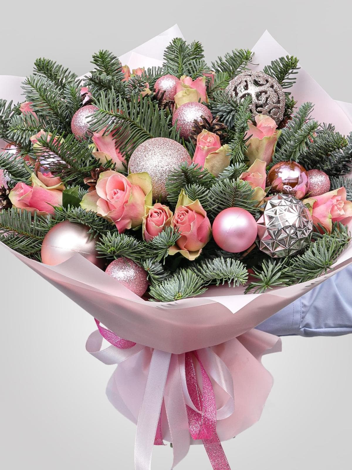 Новогодний букет из Нобилиса и Роз «Зимний Бал»