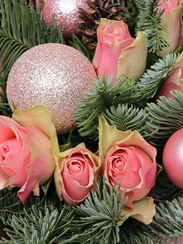 Новогодний букет из Нобилиса и Роз «Зимний Бал»