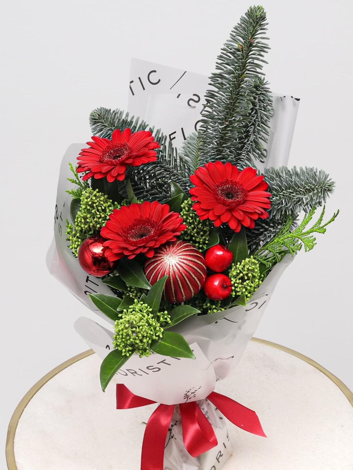 Новогодний букет из Нобилиса, Скиммии и Гермини «Имбирный Пряник»