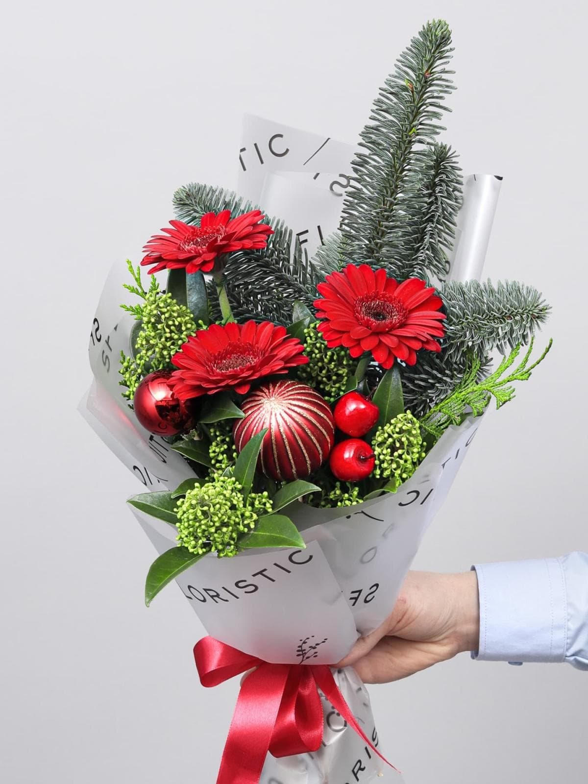 Новогодний букет из Нобилиса, Скиммии и Гермини «Имбирный Пряник»