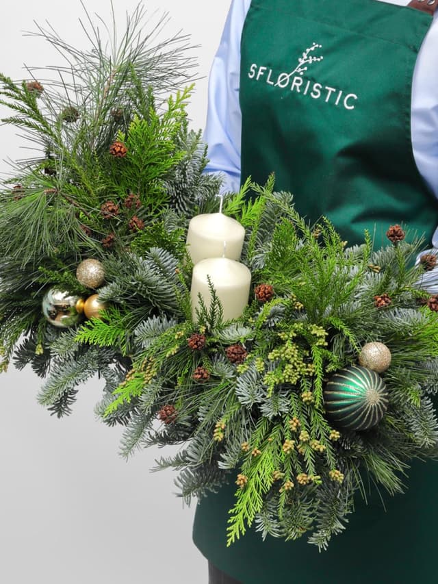 Новогодняя композиция из Нобилиса, Пинуса и Туи со свечами «Золото Леса»