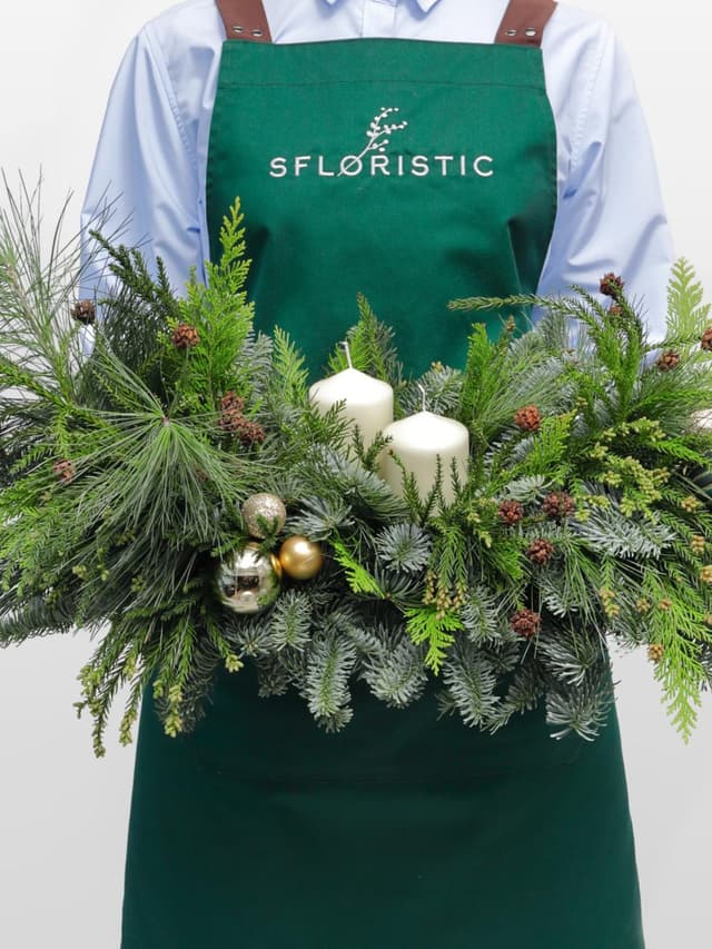 Новогодняя композиция из Нобилиса, Пинуса и Туи со свечами «Золото Леса»