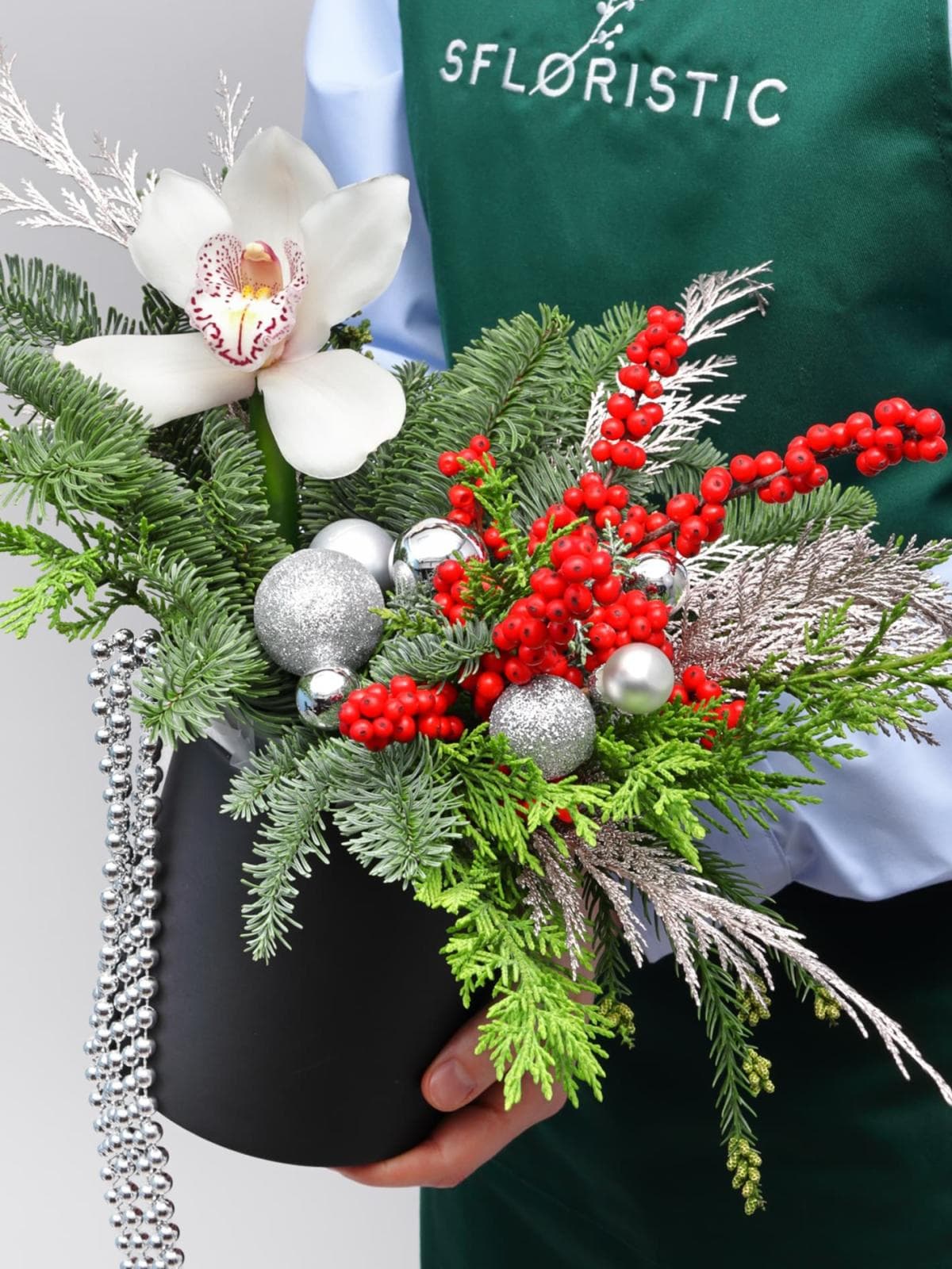 Новогодняя композиция из Нобилиса, Туи и Орхидеи в коробке «Серебряный Вальс»