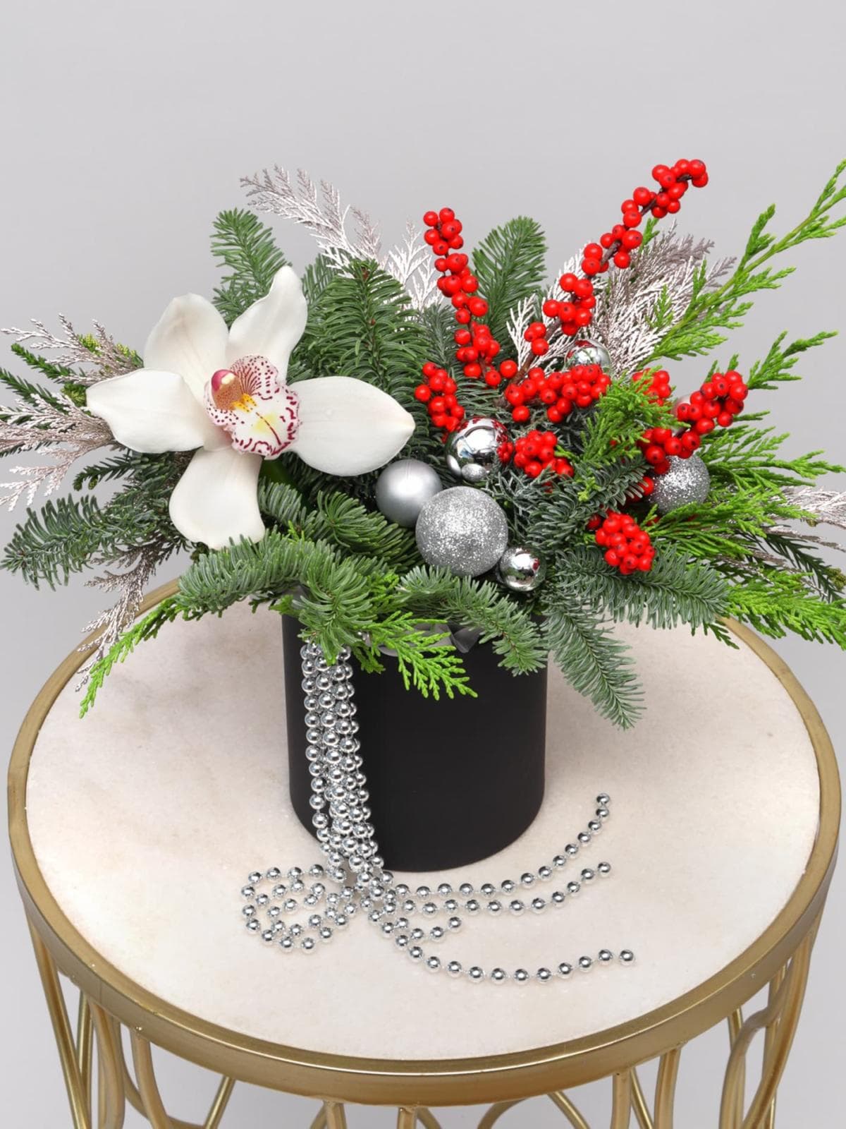 Новогодняя композиция из Нобилиса, Туи и Орхидеи в коробке «Серебряный Вальс»